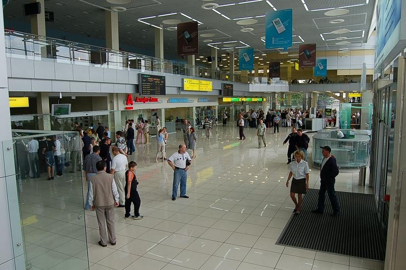 49. Kolsovo.JPG - Flughafen Ekaterinburg: neues Terminal - aber alter schlechter Sovjet Service 
